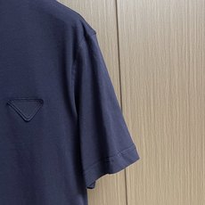 Prada 三角徽标短袖Polo衫 定制云境奢柔精梳棉 细腻柔软 舒适亲肤 以纯净素白为底 如月光般清透 Prada 三角徽标短袖Polo衫 定制云境奢柔精梳棉 细腻柔软 舒适亲肤 以纯净素白为底 如月光般清透