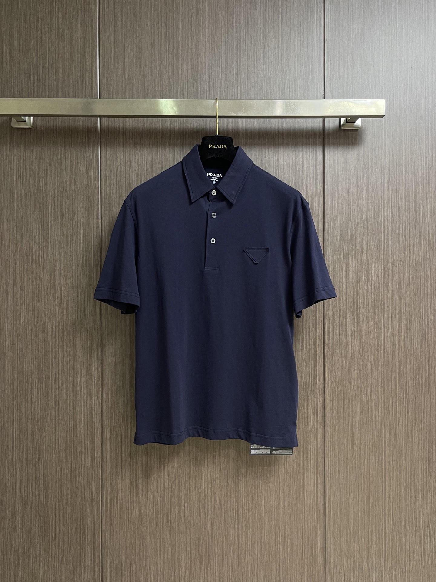 Prada 三角徽标短袖Polo衫 定制云境奢柔精梳棉 细腻柔软 舒适亲肤 以纯净素白为底 如月光般清透