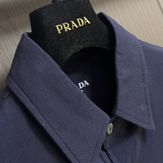 Prada 三角徽标短袖Polo衫 定制云境奢柔精梳棉 细腻柔软 舒适亲肤 以纯净素白为底 如月光般清透 Prada 三角徽标短袖Polo衫 定制云境奢柔精梳棉 细腻柔软 舒适亲肤 以纯净素白为底 如月光般清透