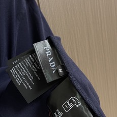 Prada 三角徽标短袖Polo衫 定制云境奢柔精梳棉 细腻柔软 舒适亲肤 以纯净素白为底 如月光般清透 Prada 三角徽标短袖Polo衫 定制云境奢柔精梳棉 细腻柔软 舒适亲肤 以纯净素白为底 如月光般清透