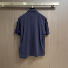 Prada 三角徽标短袖Polo衫 定制云境奢柔精梳棉 细腻柔软 舒适亲肤 以纯净素白为底 如月光般清透 Prada 三角徽标短袖Polo衫 定制云境奢柔精梳棉 细腻柔软 舒适亲肤 以纯净素白为底 如月光般清透