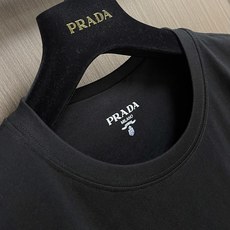 Prada 三角徽标短袖T恤 定制意式匠造原生棉 细腻柔软 舒适亲肤 以暮海藏蓝为底 如深夜静谧海面般深 Prada 三角徽标短袖T恤 定制意式匠造原生棉 细腻柔软 舒适亲肤 以暮海藏蓝为底 如深夜静谧海面般深