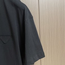 Prada 三角徽标短袖T恤 定制意式匠造原生棉 细腻柔软 舒适亲肤 以暮海藏蓝为底 如深夜静谧海面般深 Prada 三角徽标短袖T恤 定制意式匠造原生棉 细腻柔软 舒适亲肤 以暮海藏蓝为底 如深夜静谧海面般深