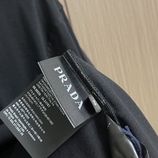 Prada 三角徽标短袖T恤 定制意式匠造原生棉 细腻柔软 舒适亲肤 以暮海藏蓝为底 如深夜静谧海面般深 Prada 三角徽标短袖T恤 定制意式匠造原生棉 细腻柔软 舒适亲肤 以暮海藏蓝为底 如深夜静谧海面般深