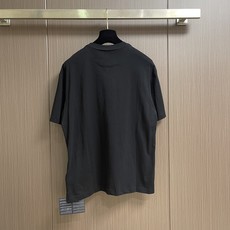 Prada 三角徽标短袖T恤 定制意式匠造原生棉 细腻柔软 舒适亲肤 以暮海藏蓝为底 如深夜静谧海面般深 Prada 三角徽标短袖T恤 定制意式匠造原生棉 细腻柔软 舒适亲肤 以暮海藏蓝为底 如深夜静谧海面般深