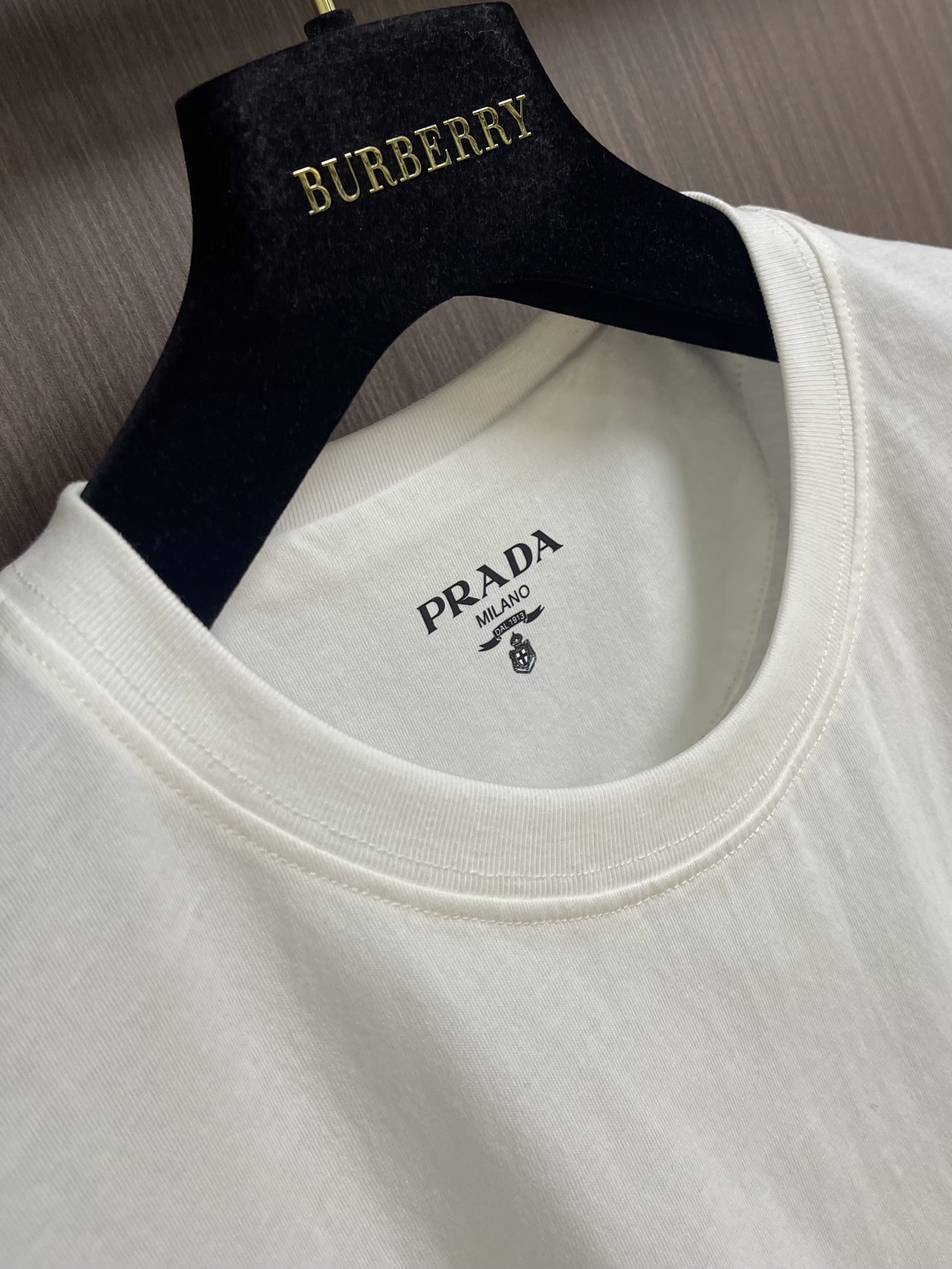 Prada 三角徽标短袖T恤 定制意式匠造原生棉 细腻柔软 舒适亲肤 以暮海藏蓝为底 如深夜静谧海面般深