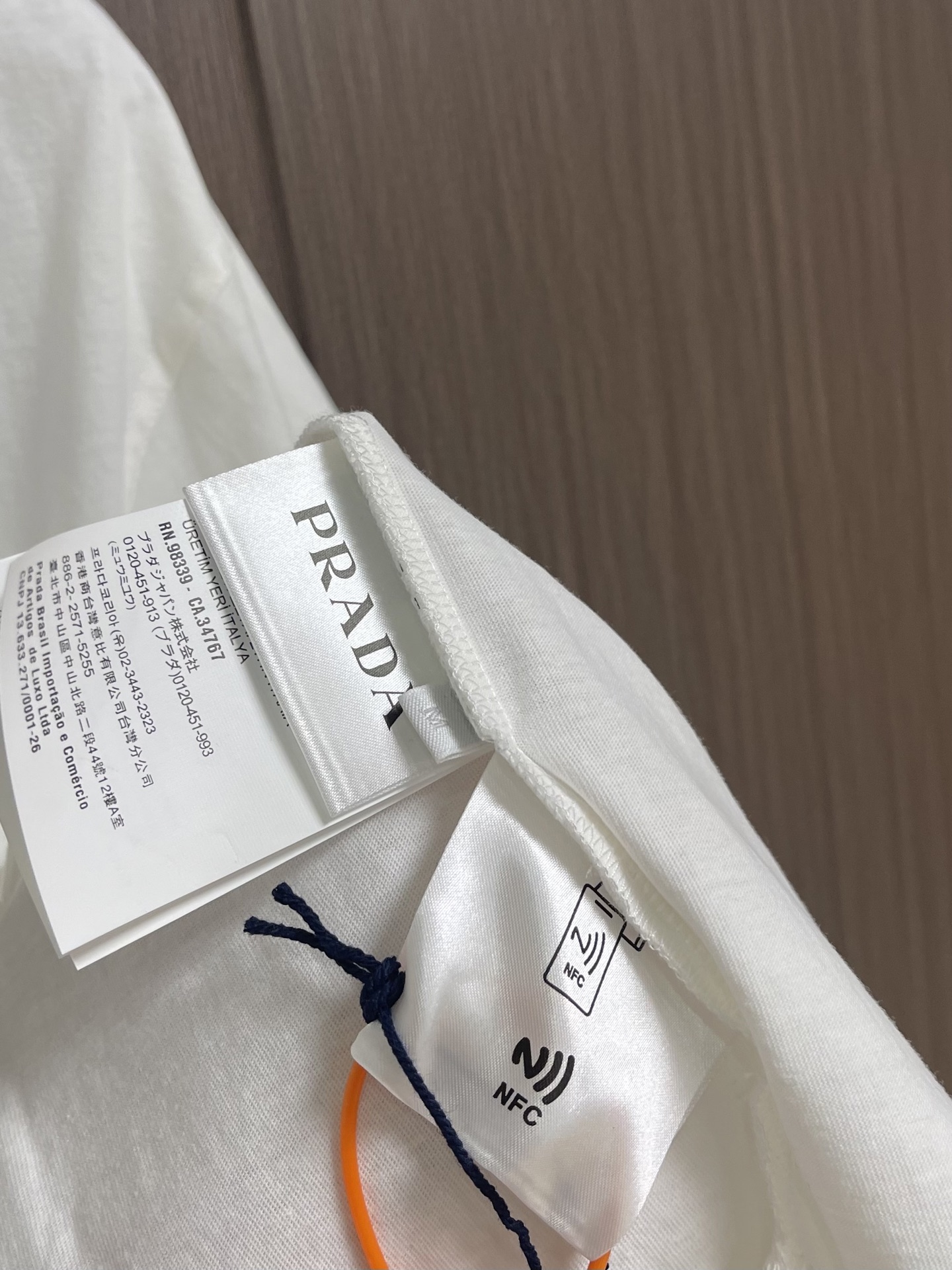 Prada 三角徽标短袖T恤 定制意式匠造原生棉 细腻柔软 舒适亲肤 以暮海藏蓝为底 如深夜静谧海面般深