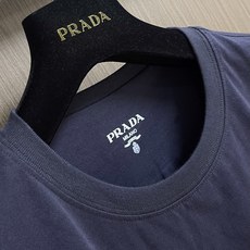 Prada 三角徽标短袖T恤 定制意式匠造原生棉 细腻柔软 舒适亲肤 以暮海藏蓝为底 如深夜静谧海面般深 Prada 三角徽标短袖T恤 定制意式匠造原生棉 细腻柔软 舒适亲肤 以暮海藏蓝为底 如深夜静谧海面般深