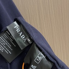 Prada 三角徽标短袖T恤 定制意式匠造原生棉 细腻柔软 舒适亲肤 以暮海藏蓝为底 如深夜静谧海面般深 Prada 三角徽标短袖T恤 定制意式匠造原生棉 细腻柔软 舒适亲肤 以暮海藏蓝为底 如深夜静谧海面般深