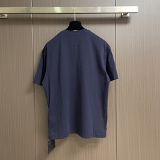 Prada 三角徽标短袖T恤 定制意式匠造原生棉 细腻柔软 舒适亲肤 以暮海藏蓝为底 如深夜静谧海面般深 Prada 三角徽标短袖T恤 定制意式匠造原生棉 细腻柔软 舒适亲肤 以暮海藏蓝为底 如深夜静谧海面般深