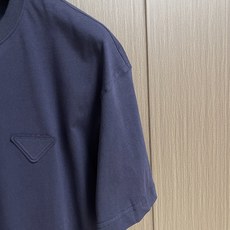 Prada 三角徽标短袖T恤 定制意式匠造原生棉 细腻柔软 舒适亲肤 以暮海藏蓝为底 如深夜静谧海面般深 Prada 三角徽标短袖T恤 定制意式匠造原生棉 细腻柔软 舒适亲肤 以暮海藏蓝为底 如深夜静谧海面般深