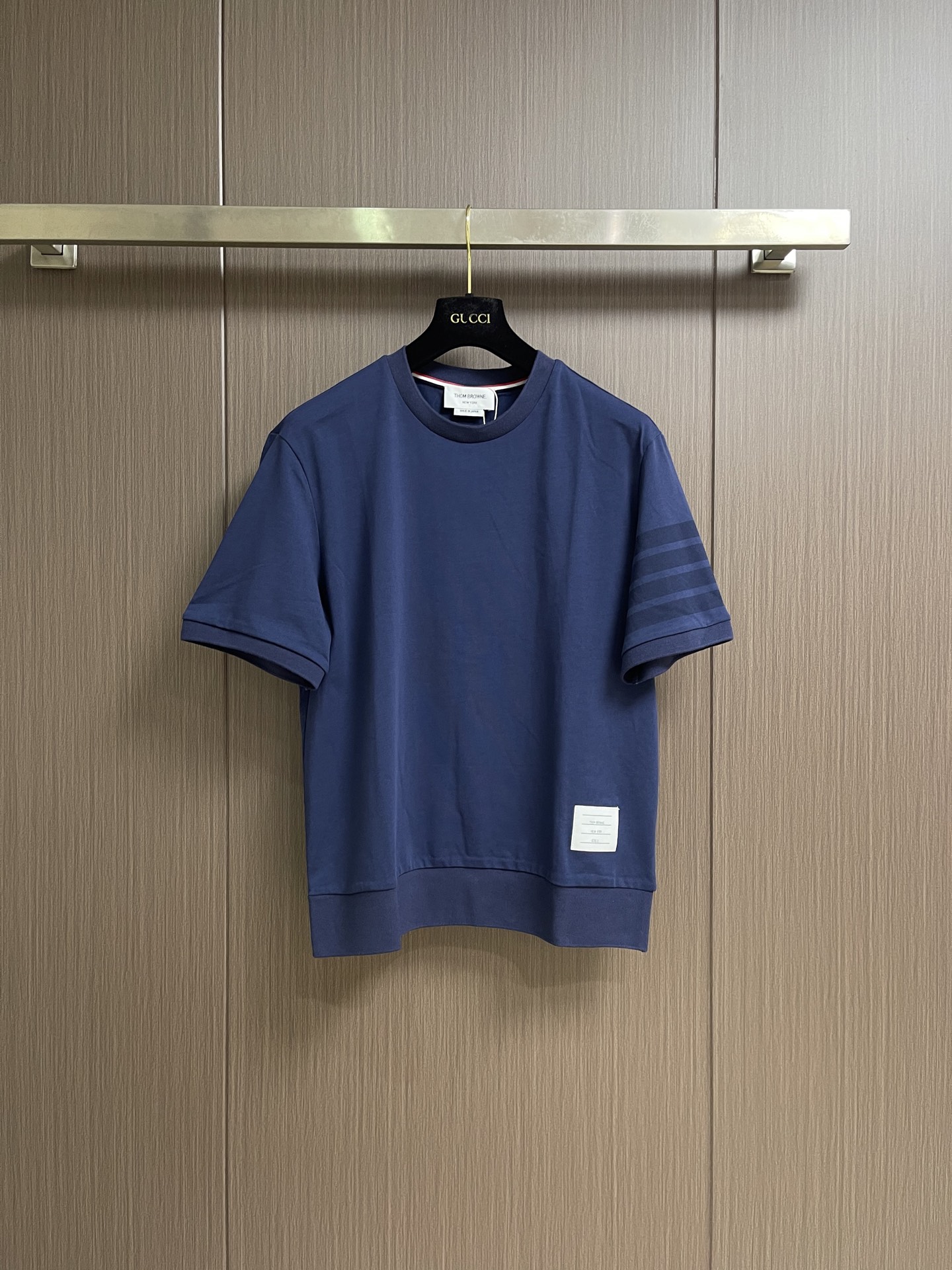 NO:909347,Round neck short-sleeved shorts THOM BROWNE Dyed four-bar plain round neck short-sleeved T-shirt and shorts suit, the top material is made of pure cotton, high-count plain cotton fabric, classic version, sleeves decorated with stripes, ribbed hem, ribbed three-color webbing logo on the back collar, original tag packaging, classic and simple, adding a touch of luxury to your casual wardrobe. Sizes 1-2-3-4 Round neck short-sleeved 1 size shoulder width 45  Bust 104, length 69, size 2 shoulder width 46, bra length 70, size 3 shoulder width 47, bust 112, length 71, size 4 shoulder width 48, bust 116, length 72, shorts, size 1, waist 80, hip 104, length 54, size 2, waist 83, size 3, waist 86, size 3, waist 86, size 112, length 56, size 4, waist 89  Hips 116, pants length 57, shorts, T-shirt, tees, t-shirt,19860909圆领短袖 短裤 THOM BROWNE 色织四杠平纹圆领短袖T恤短裤套装,上衣材质由纯棉制成,高支平纹纯棉面料 经典版型,袖子饰有条纹 下摆罗纹 后领罗锻三色织带标志,原吊牌包装,经典简洁,为您的休闲衣橱增添一丝奢华.尺码1码-2码-3码-4码 圆领短袖 1码肩宽45 胸围104衣长69 2码肩宽46 胸围衣长70 3码肩宽47 胸围112衣长71 4码肩宽48 胸围116衣长72 短裤 1码腰围80 臀围104裤长54 2码腰围83 臀围裤长55 3码腰围86 臀围112裤长56 4码腰围89 臀围116裤长57,,shorts,T-shirt,tees，t-shirt,,Men's clothing