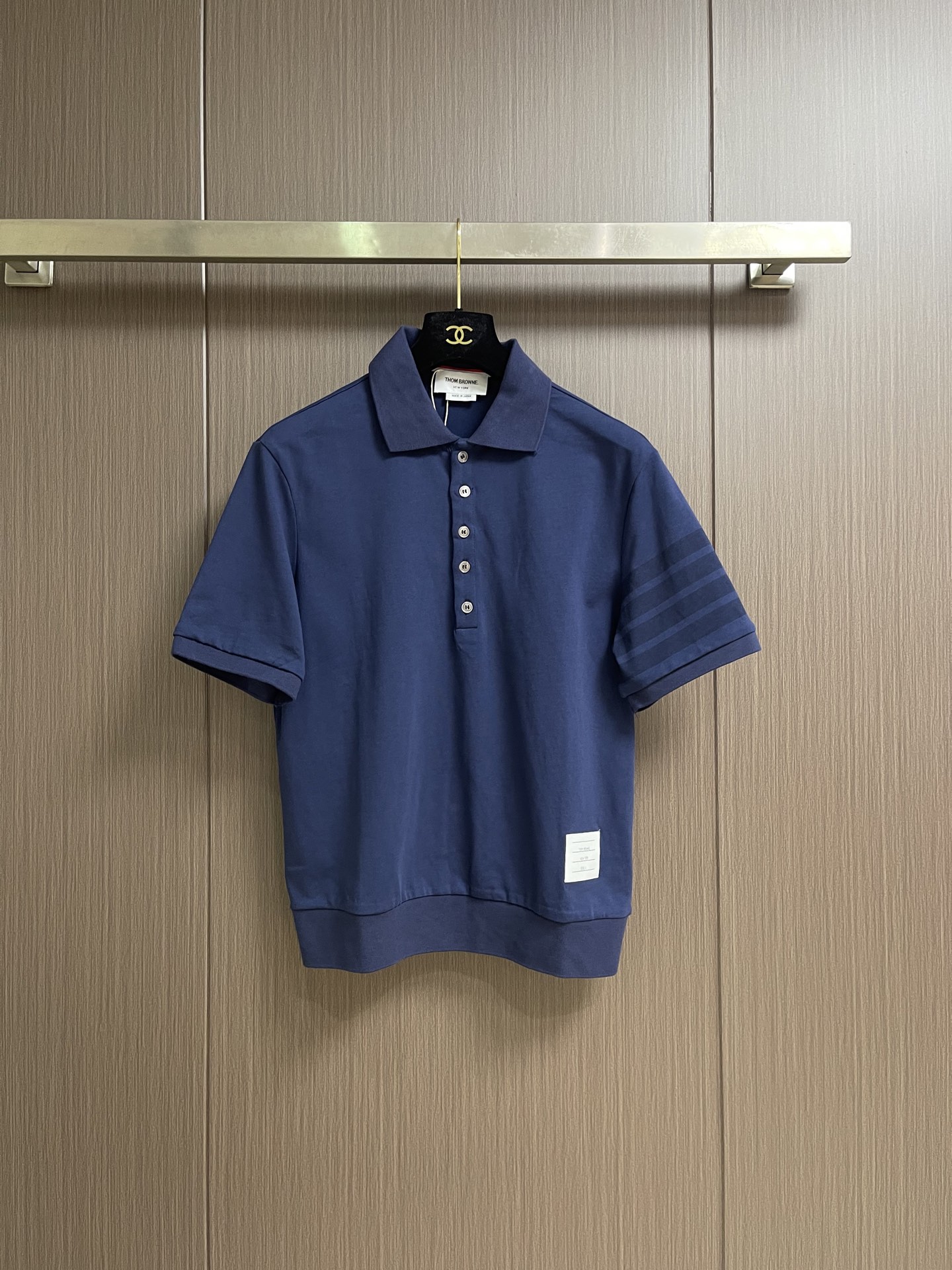 NO:909351,Lapel polo shorts THOM BROWNE yarn-dyed four-bar plain short-sleeved polo shorts suit, the top material is made of pure cotton, high-count plain cotton fabric, classic version, sleeves decorated with stripes, ribbed hem, ribbed three-color webbing logo on the back collar, original tag packaging, classic and simple, adding a touch of luxury to your casual wardrobe. Sizes 1-2-3-4 Lapel polo 1 size 44 shoulder width  Bust 104, length 67, size 2 shoulder width 46, bra length 69, size 3 shoulder width 48, bust 112, length 71, size 4 shoulder width 50, bust 116, length 73, shorts, size 1, waist 80, hip 104, length 54, size 2, waist 83, size 3, waist 86, size 3, waist 86, size 112, length 56, size 4, waist 89  Hips 116, pants length 57, shorts, T-shirt,19860909翻领polo 短裤 THOM BROWNE 色织四杠平纹短袖polo短裤套装,上衣材质由纯棉制成,高支平纹纯棉面料 经典版型,袖子饰有条纹 下摆罗纹 后领罗锻三色织带标志,原吊牌包装,经典简洁,为您的休闲衣橱增添一丝奢华.尺码1码-2码-3码-4码 翻领polo 1码肩宽44 胸围104衣长67 2码肩宽46 胸围衣长69 3码肩宽48 胸围112衣长71 4码肩宽50 胸围116衣长73 短裤 1码腰围80 臀围104裤长54 2码腰围83 臀围裤长55 3码腰围86 臀围112裤长56 4码腰围89 臀围116裤长57,,shorts,T-shirt,,Men's clothing