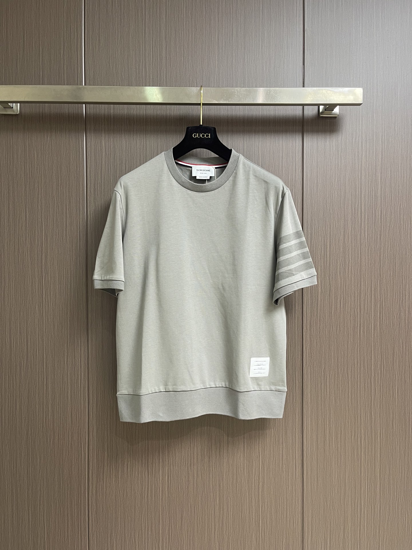 NO:909343,Round neck short-sleeved shorts THOM BROWNE yarn-dyed four-bar plain short-sleeved polo shorts suit, the top material is made of pure cotton, high-count plain cotton fabric, classic version, sleeves decorated with stripes, ribbed hem, ribbed three-color webbing logo on the back neck, original tag packaging, classic and simple, adding a touch of luxury to your casual wardrobe. Sizes 1-2-3-4 Round-neck short sleeves 1 size 45 shoulder width  Bust 104, length 69, size 2 shoulder width 46, bra length 70, size 3 shoulder width 47, bust 112, length 71, size 4 shoulder width 48, bust 116, length 72, shorts, size 1, waist 80, hip 104, length 54, size 2, waist 83, size 3, waist 86, size 3, waist 86, size 112, length 56, size 4, waist 89  Hips 116, pants length 57, shorts, T-shirt,19860909圆领短袖 短裤 THOM BROWNE 色织四杠平纹短袖polo短裤套装,上衣材质由纯棉制成,高支平纹纯棉面料 经典版型,袖子饰有条纹 下摆罗纹 后领罗锻三色织带标志,原吊牌包装,经典简洁,为您的休闲衣橱增添一丝奢华.尺码1码-2码-3码-4码 圆领短袖 1码肩宽45 胸围104衣长69 2码肩宽46 胸围衣长70 3码肩宽47 胸围112衣长71 4码肩宽48 胸围116衣长72 短裤 1码腰围80 臀围104裤长54 2码腰围83 臀围裤长55 3码腰围86 臀围112裤长56 4码腰围89 臀围116裤长57,,shorts,T-shirt,,Men's clothing