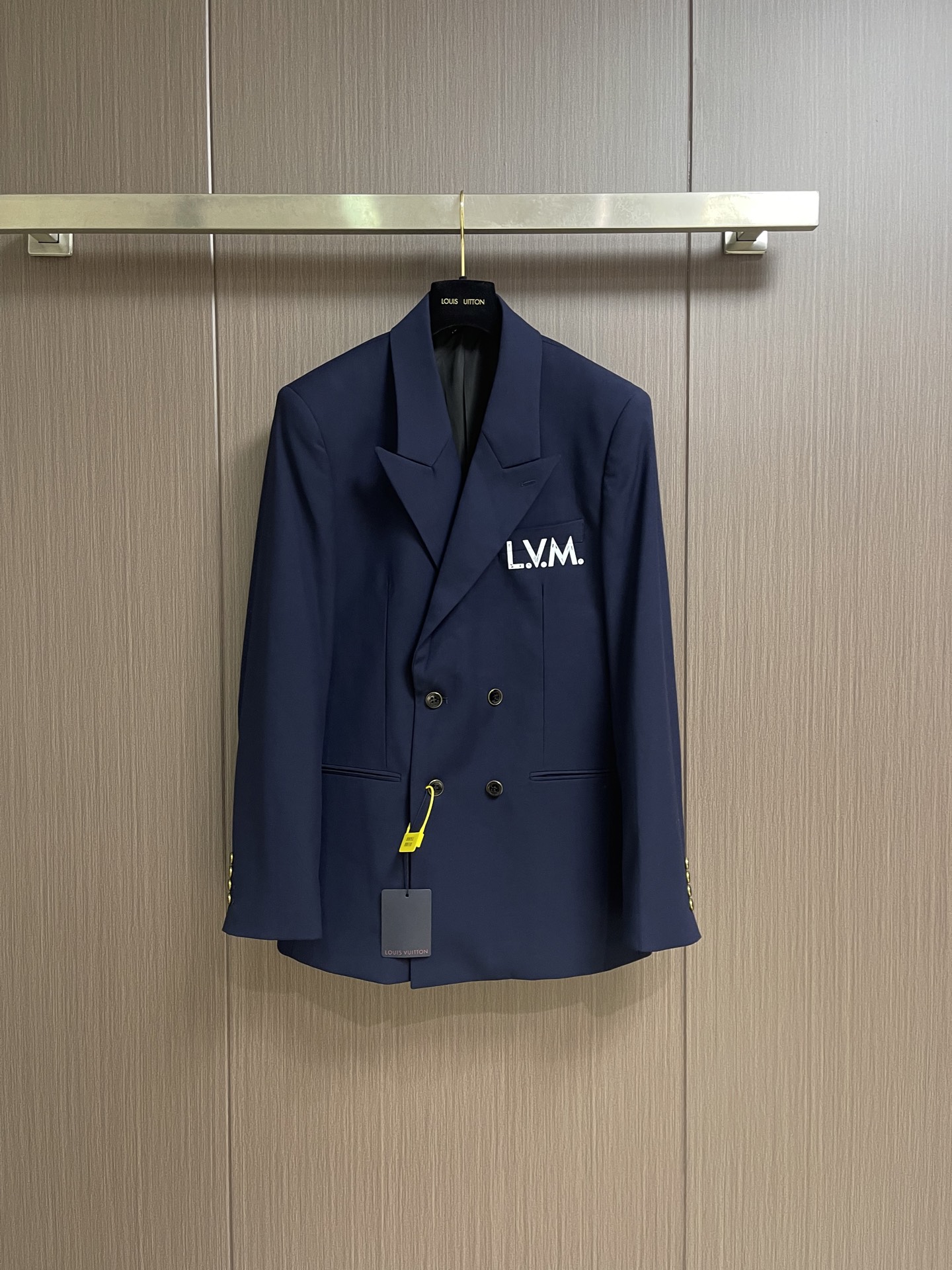 NO:950828,The whole set can be sold separately, single suit, trousers, LV simple casual suit jacket and trousers suit, imported original polyester fiber fabric, breathable, soft and warm, very straight and drapey, the whole piece is neatly routed, all hardware accessories are supplied by customers and have top-notch logo accessories. At first glance, it is high-end fabrics. This kind of fabrics are all custom-woven. There is no such thing as good products from regular large factories. There is nothing picky about them.  Such a piece is always worn and very practical. The size of trousers is 29-38. The size of suit is 46-58. Suit size 46, length 73, shoulder width 43.5, bust 100, size 48, length 75, size 48, bust 104, size 50, length 77, size 50, shoulder width 46.5, bust 108, size 52, length 79, shoulder width 47.4, chest 112  Size 54, length 81, shoulder width 48.6, bust 116, size 56, length 81, shoulder width 49.8, bust 120, size 58, length 82, shoulder width 51, bust 124, trousers, size 29, length 101, waist 73, hips 91, size 30, length 103, waist 75, hips 93, size 31, length 103, waist 79, hips 97.  Size 32, length 105, waist 81, hips 99. Size 33, length 105, waist 83, hips 103. Size 34, size 105, waist 87, hips 105. Size 36, size 36, length 107, waist 91, hips 109. Size 38, length 109, waist 97, hips 115,, louis vuitton, jackets & coats, business suit,19860909整套 可拆卖 单西服 西裤 LV 简约休闲西装外套西裤套装,进口原版聚酯纤维面料,透气柔软保暖性很强,笔挺垂感十足,整件车工走线整齐平整,所有五金附料都是客供带logo顶级配件 一看就是高档的面料 这种面料都是定织的 外面根本就没有 正规大厂途径出来的好货,无任何有挑剔的地方 这样的一件属于常备常穿的,实用性很强.西裤码数29-38 西服码数46-58 西服 46码衣长73 肩宽43.5胸围100 48码衣长75 肩宽45 胸围104 50码衣长77 肩宽46.5胸围108 52码衣长79 肩宽47.4胸围112 54码衣长81 肩宽48.6 胸围116 56码衣长81 肩宽49.8 胸围120 58码衣长82 肩宽51胸围124 西裤 29码 裤长101腰围73臀围91 30码 裤长103 腰围75臀围93 31码裤长103 腰围79臀围97 32码 裤长105 腰围81 臀围99 33码 裤长105 腰围83臀围103 34码 裤长105 腰围87臀围105 36码 裤长107 腰围91臀围109 38码 裤长109 腰围97臀围115,,louis vuitton,jackets & coats,business suit,,Men's clothing