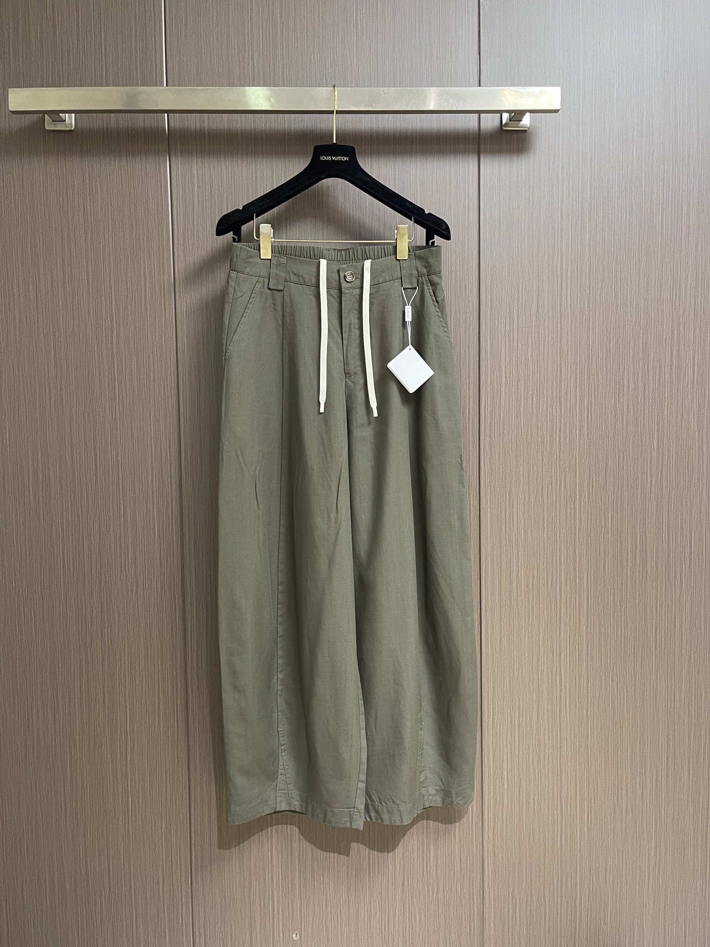 NO:950653,LOEWE  Tencel linen minimalist plain wide casual pants. The fabric is scientifically blended with Tencel and linen. It combines the good breathability properties of linen with the smooth and drapey texture of Tencel. The texture is delicate and soft, with a dry and breathable touch. It quickly dissipates heat and is fully suitable for the sultry weather in spring and summer. The fabric has natural slight wrinkles, casual and lazy, no need to deliberately iron, and daily care is simple and easy. The pattern adopts a unique three-dimensional scimitar.  Wide-leg cut, with two inner pleats on the front, creating a full and loose trousers shape, wide but not baggy, neatly modifying the leg shape. The back waist is designed with elastic waist, and the front panel retains the classic placket of formal trousers, with natural horn buttons, which combines sophistication and comfort without constricting the waist. There are two large patch pockets on the back, with practical details, precise and neat routing, solid inner hemming technology, and in-place quality details. Size XS-L  size19860909LOEWE 天丝亚麻极简素色阔型休闲裤,面料选用天丝与亚麻科学混纺,结合了亚麻良好的透气属性与天丝柔滑垂坠的质感,肌理细腻柔和,自带干爽透气的触感,快速散走热气,完全适配春夏闷热天气；面料自带自然轻微褶皱,随性慵懒,不用刻意熨烫,日常打理简单轻松.版型采用独特的立体弯刀阔腿剪裁,正面两道内褶设计,塑造饱满宽松的裤型,阔而不垮,利落修饰腿型.后腰做松紧收腰设计,前片保留正装裤的经典门襟,搭配天然牛角纽扣,兼顾精致感与穿着舒适感,不勒腰身.后侧配有两个大贴袋,细节实用,走线精密工整,内里包边工艺扎实,品质细节到位.尺码XS-L XS码 腰围74 档位34 腿围66 裤长108 S码腰围78 档位35 腿围68 裤长108 M码 腰围82 档位36 腿围70 裤长110 L码腰围86 档位37 腿围72 裤长110,,loewe,,Men's clothing