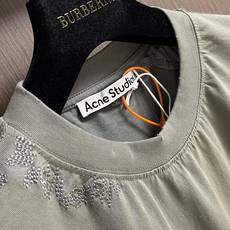 acne studios 补丁贴布圆领短袖T恤,粗纹纺织纯棉复古棉面料,选用了12支精棉平纹面料,克重为 acne studios 补丁贴布圆领短袖T恤,粗纹纺织纯棉复古棉面料,选用了12支精棉平纹面料,克重为