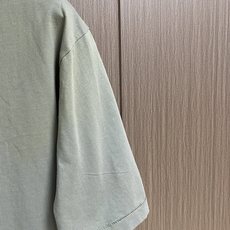 acne studios 补丁贴布圆领短袖T恤,粗纹纺织纯棉复古棉面料,选用了12支精棉平纹面料,克重为 acne studios 补丁贴布圆领短袖T恤,粗纹纺织纯棉复古棉面料,选用了12支精棉平纹面料,克重为