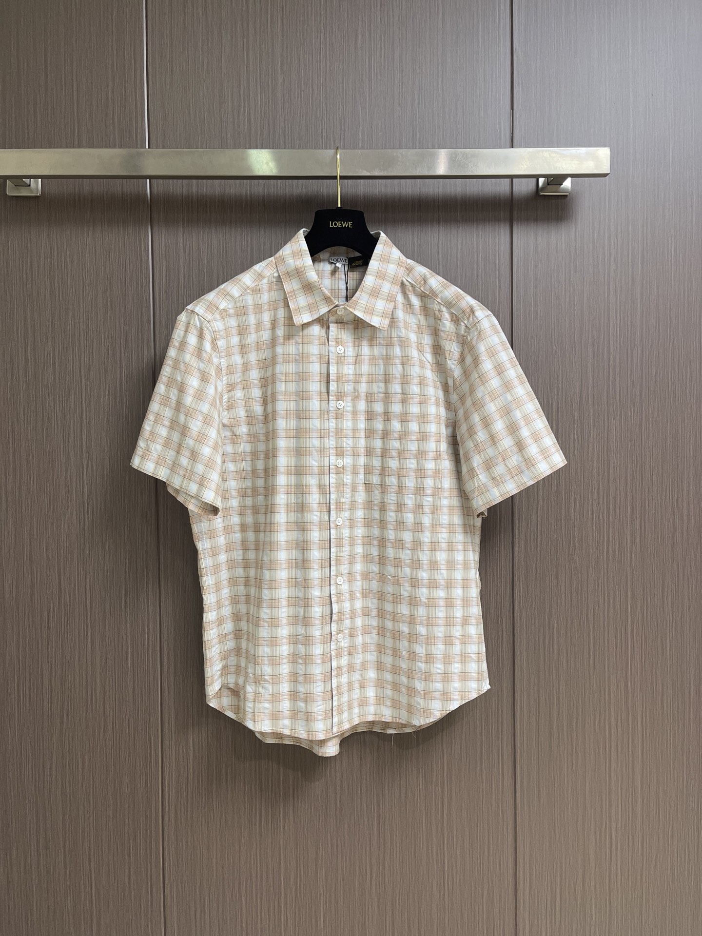 NO:909299,Tops shorts Loewe  Plaid bubble sand short-sleeved shirt and shorts suit, made of breathable textured fabrics, feels light and skin-friendly, and will not feel greasy when worn for a long time. Soft and fine-grained texture, low-key and retro, with classic lapels and chest patch pockets, taking into account both practicality and style. Clean short-sleeved tailoring  Suitable for daily commuting and travel, it can be worn alone or layered. Simple colors can easily create a refreshing and relaxed men's summer style. Sizes S-XL, loewe, shorts, shirts, T-shirt,19860909上衣 短裤 Loewe 格纹泡泡沙短袖衬衫短裤套装,甄选透气肌理面料,触感轻盈亲肤,久穿无闷腻感.柔和米咖细格纹理低调复古,经典翻领搭配胸前贴袋,兼顾实用与造型感.利落短袖剪裁适配日常通勤、出游穿搭,单穿叠搭皆出彩,简约色调轻松打造清爽松弛的男士夏日格调.尺码S-XL,,loewe,shorts,shirts,T-shirt,,Men's clothing