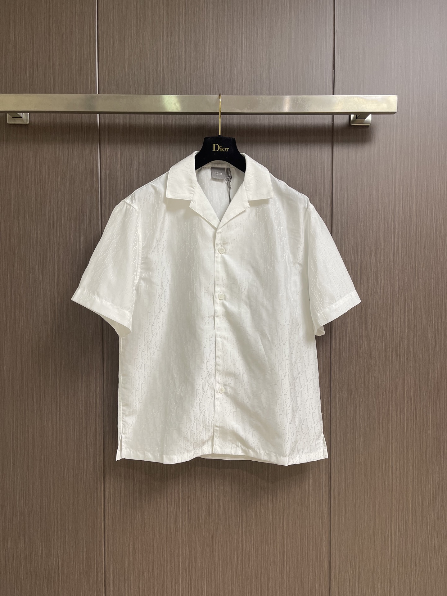NO:909306,Tops shorts Dior  White dark pattern Cuban collar short-sleeved shirt and shorts suit, holiday style Cuban collar shirt, original jacquard fabric restored, all over with dark pattern Oblique logo, low-key and refined. Loose shoulder cut upper body is relaxed and comfortable, side slit hem optimized version, buttons and collar label details are synchronized. The fabric is light and breathable, pure white, clean and versatile, it can be worn alone or in a set to show a high-end and simple texture. Sizes S-XL, dior, shorts, shirts, T-shirt,19860909上衣 短裤 Dior 白色暗纹古巴领短袖衬衫短裤套装,度假风古巴领衬衫,原版提花面料还原,通体满印暗纹Oblique标识,低调精致.宽松落肩剪裁上身松弛舒适,侧开衩下摆优化版型,纽扣、领标细节同步工艺.面料轻薄透气,纯白干净百搭,单穿成套穿都尽显高级简约质感.尺码S-XL,,dior,shorts,shirts,T-shirt,,Men's clothing