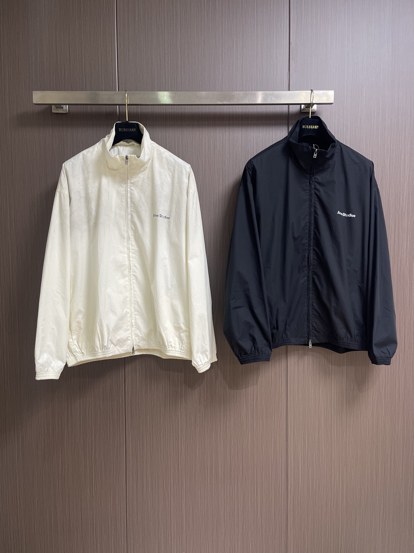Acne Studios 印花徽标做旧双头拉链夹克外套，这款印花徽标做旧双头拉链夹克选用高密棉质梭织面料