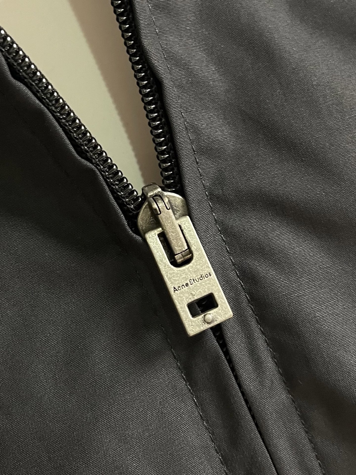 Acne Studios 印花徽标做旧双头拉链夹克外套，这款印花徽标做旧双头拉链夹克选用高密棉质梭织面料
