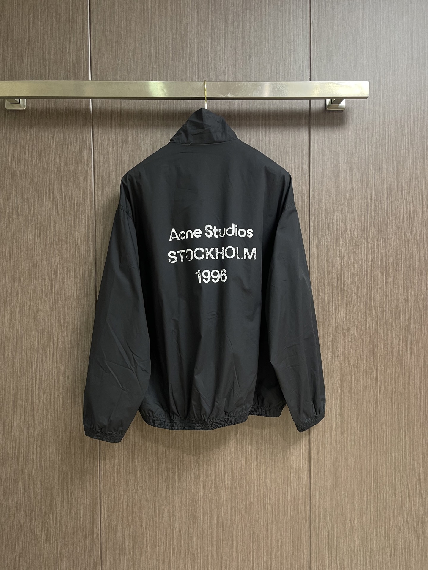Acne Studios 印花徽标做旧双头拉链夹克外套，这款印花徽标做旧双头拉链夹克选用高密棉质梭织面料