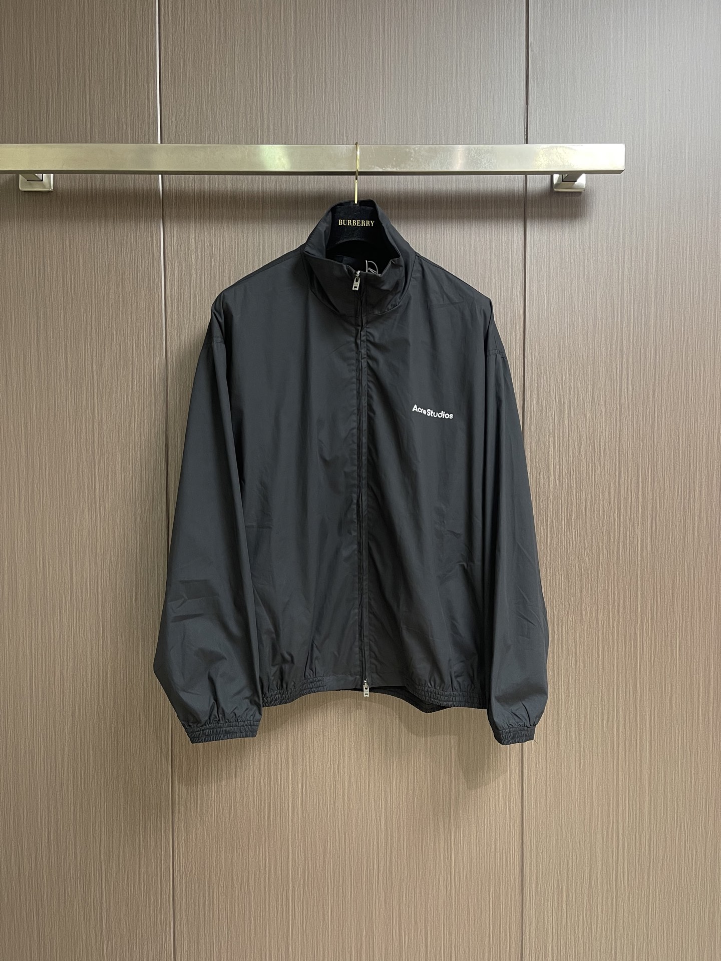 Acne Studios 印花徽标做旧双头拉链夹克外套，这款印花徽标做旧双头拉链夹克选用高密棉质梭织面料