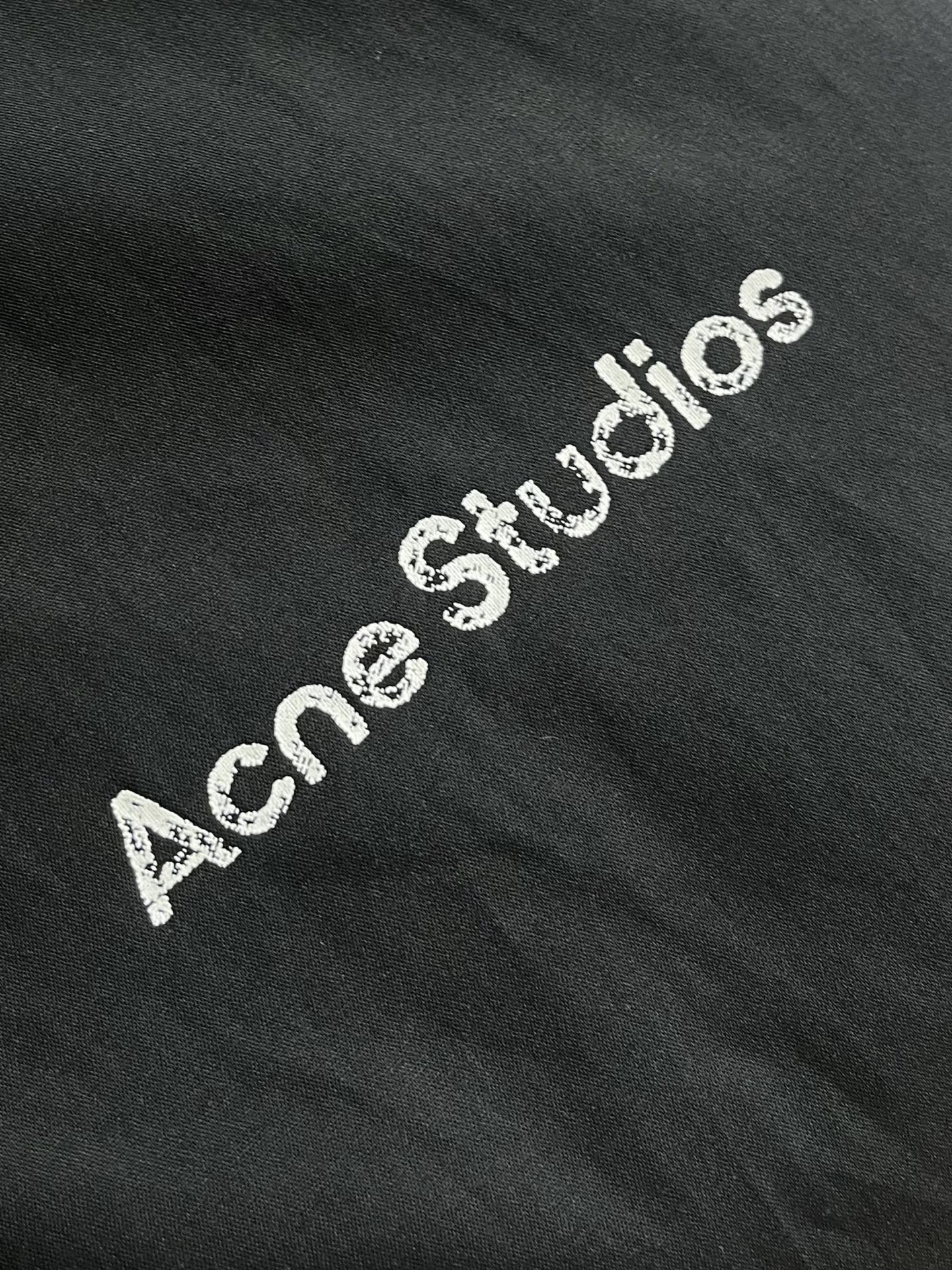 Acne Studios 印花徽标做旧双头拉链夹克外套，这款印花徽标做旧双头拉链夹克选用高密棉质梭织面料