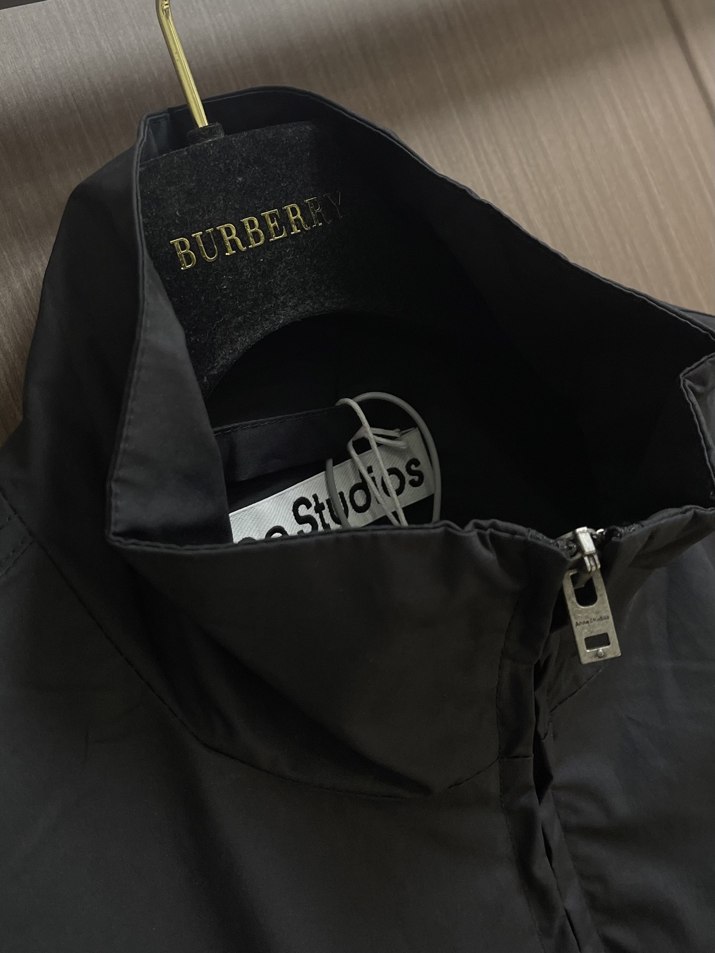 Acne Studios 印花徽标做旧双头拉链夹克外套，这款印花徽标做旧双头拉链夹克选用高密棉质梭织面料