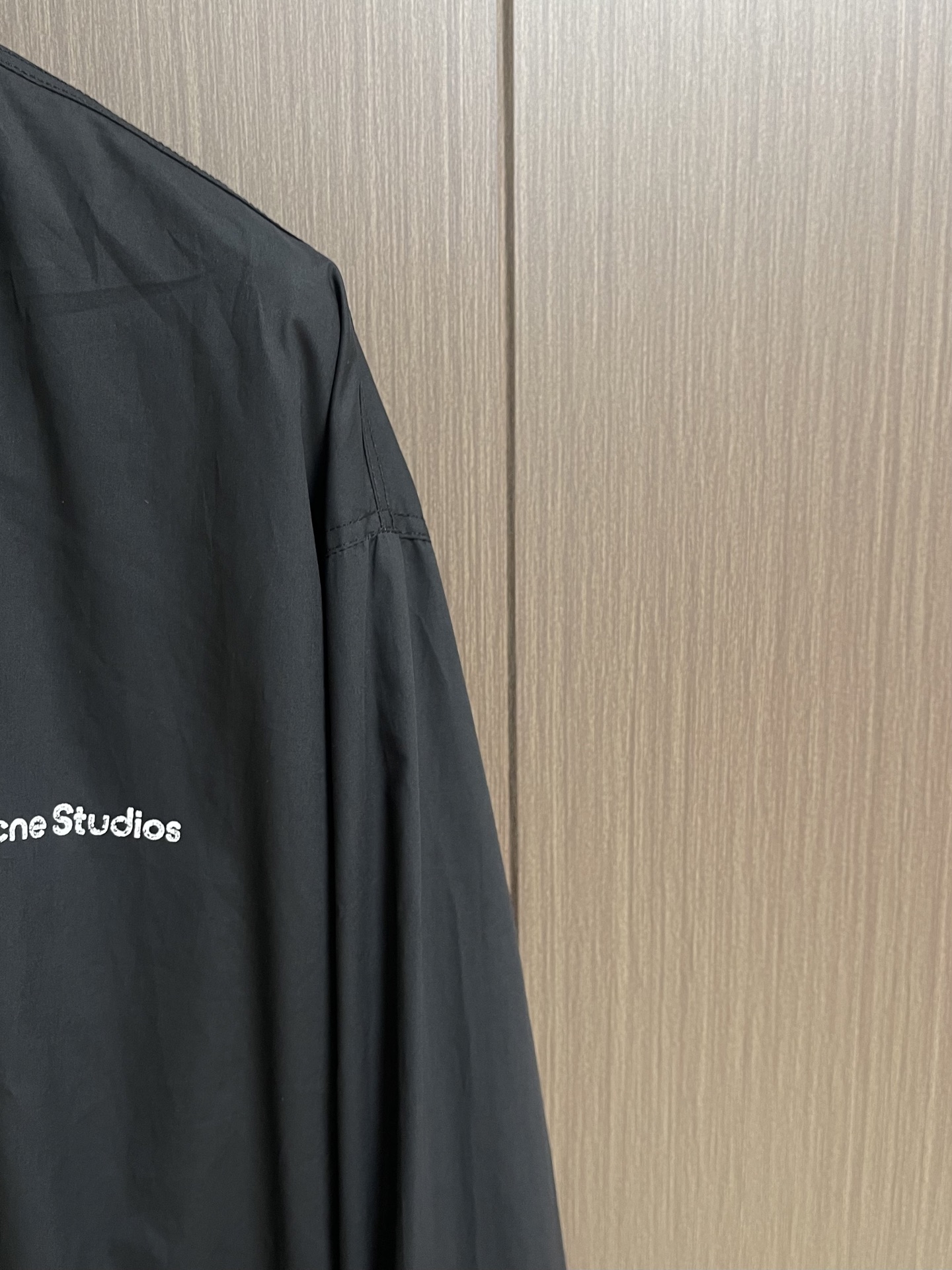 Acne Studios 印花徽标做旧双头拉链夹克外套，这款印花徽标做旧双头拉链夹克选用高密棉质梭织面料