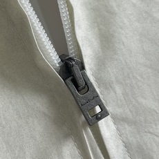 Acne Studios 印花徽标做旧双头拉链夹克外套,这款印花徽标做旧双头拉链夹克选用高密棉质梭织面料 Acne Studios 印花徽标做旧双头拉链夹克外套,这款印花徽标做旧双头拉链夹克选用高密棉质梭织面料