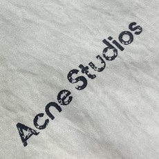 Acne Studios 印花徽标做旧双头拉链夹克外套,这款印花徽标做旧双头拉链夹克选用高密棉质梭织面料 Acne Studios 印花徽标做旧双头拉链夹克外套,这款印花徽标做旧双头拉链夹克选用高密棉质梭织面料