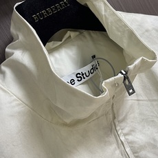 Acne Studios 印花徽标做旧双头拉链夹克外套,这款印花徽标做旧双头拉链夹克选用高密棉质梭织面料 Acne Studios 印花徽标做旧双头拉链夹克外套,这款印花徽标做旧双头拉链夹克选用高密棉质梭织面料