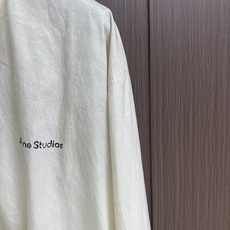 Acne Studios 印花徽标做旧双头拉链夹克外套,这款印花徽标做旧双头拉链夹克选用高密棉质梭织面料 Acne Studios 印花徽标做旧双头拉链夹克外套,这款印花徽标做旧双头拉链夹克选用高密棉质梭织面料