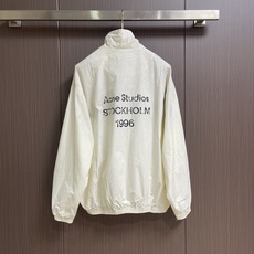 Acne Studios 印花徽标做旧双头拉链夹克外套,这款印花徽标做旧双头拉链夹克选用高密棉质梭织面料 Acne Studios 印花徽标做旧双头拉链夹克外套,这款印花徽标做旧双头拉链夹克选用高密棉质梭织面料