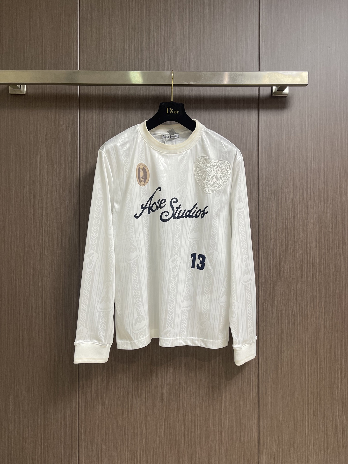 Acne Studios 足球服科技提花面料徽标长袖T恤，这款Acne Studios徽标长袖上衣甄选专