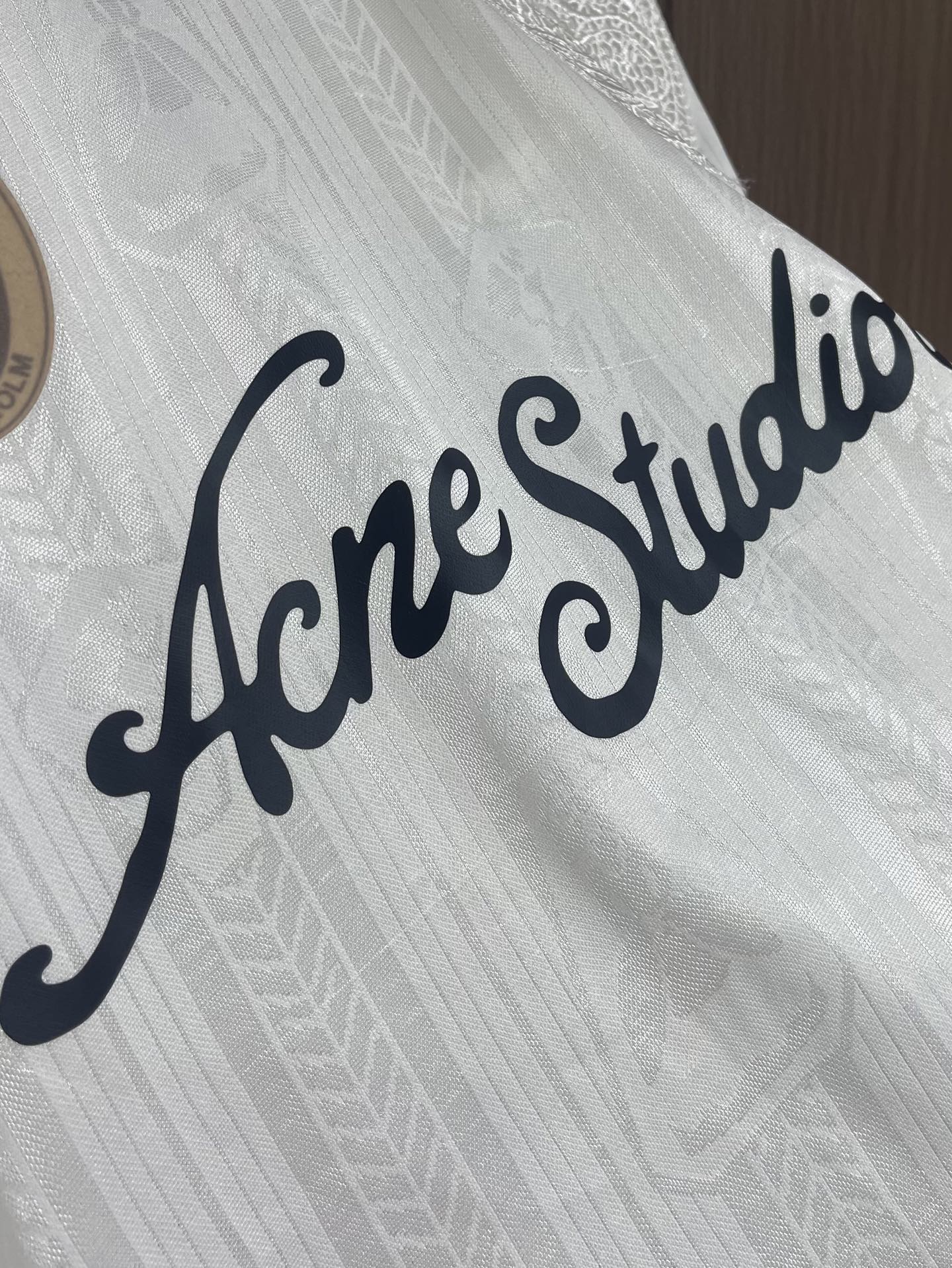 Acne Studios 足球服科技提花面料徽标长袖T恤，这款Acne Studios徽标长袖上衣甄选专
