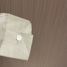 Loewe 2026SS夏季新款绣花亚麻长袖衬衫,以粘胶纤维与亚麻融合,通过气流纺纱技术实现纤维互锁,粘 Loewe 2026SS夏季新款绣花亚麻长袖衬衫,以粘胶纤维与亚麻融合,通过气流纺纱技术实现纤维互锁,粘