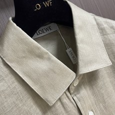 Loewe 2026SS夏季新款绣花亚麻长袖衬衫,以粘胶纤维与亚麻融合,通过气流纺纱技术实现纤维互锁,粘 Loewe 2026SS夏季新款绣花亚麻长袖衬衫,以粘胶纤维与亚麻融合,通过气流纺纱技术实现纤维互锁,粘