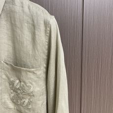 Loewe 2026SS夏季新款绣花亚麻长袖衬衫,以粘胶纤维与亚麻融合,通过气流纺纱技术实现纤维互锁,粘 Loewe 2026SS夏季新款绣花亚麻长袖衬衫,以粘胶纤维与亚麻融合,通过气流纺纱技术实现纤维互锁,粘