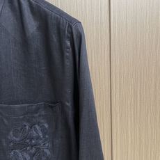 Loewe 2026SS夏季新款绣花亚麻长袖衬衫,以粘胶纤维与亚麻融合,通过气流纺纱技术实现纤维互锁,粘 Loewe 2026SS夏季新款绣花亚麻长袖衬衫,以粘胶纤维与亚麻融合,通过气流纺纱技术实现纤维互锁,粘