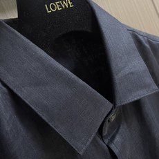 Loewe 2026SS夏季新款绣花亚麻长袖衬衫,以粘胶纤维与亚麻融合,通过气流纺纱技术实现纤维互锁,粘 Loewe 2026SS夏季新款绣花亚麻长袖衬衫,以粘胶纤维与亚麻融合,通过气流纺纱技术实现纤维互锁,粘