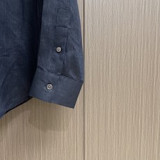 Loewe 2026SS夏季新款绣花亚麻长袖衬衫,以粘胶纤维与亚麻融合,通过气流纺纱技术实现纤维互锁,粘 Loewe 2026SS夏季新款绣花亚麻长袖衬衫,以粘胶纤维与亚麻融合,通过气流纺纱技术实现纤维互锁,粘