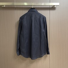 Loewe 2026SS夏季新款绣花亚麻长袖衬衫,以粘胶纤维与亚麻融合,通过气流纺纱技术实现纤维互锁,粘 Loewe 2026SS夏季新款绣花亚麻长袖衬衫,以粘胶纤维与亚麻融合,通过气流纺纱技术实现纤维互锁,粘