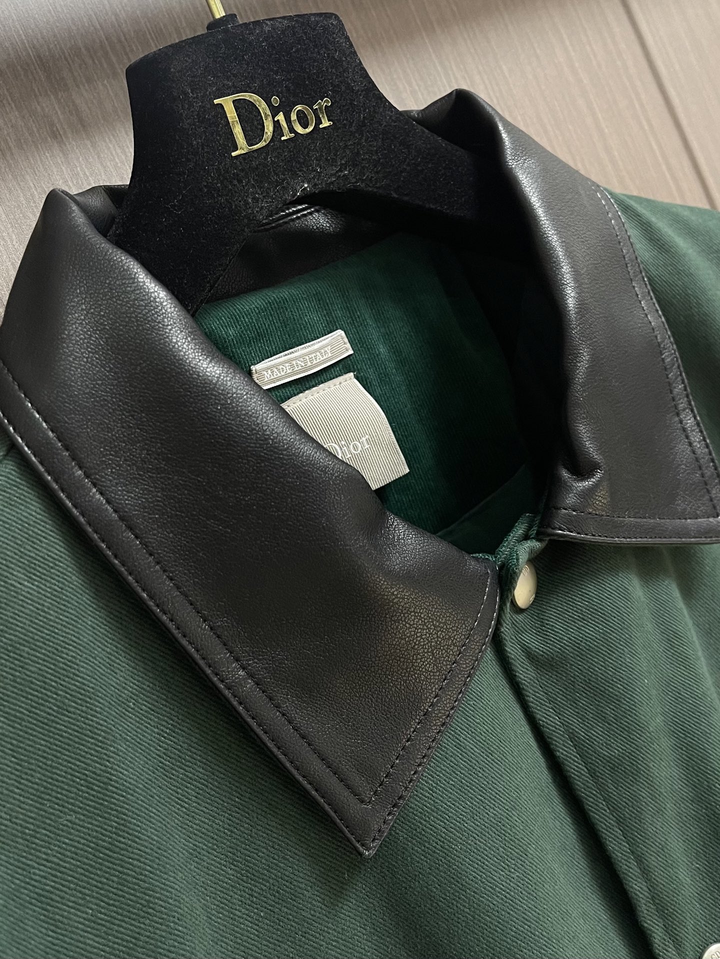 Dior 2026ss早秋新款美式复古风拼接皮领夹克外套，哈灵顿翻领设计，拼接皮领设计，层次感满满!短款