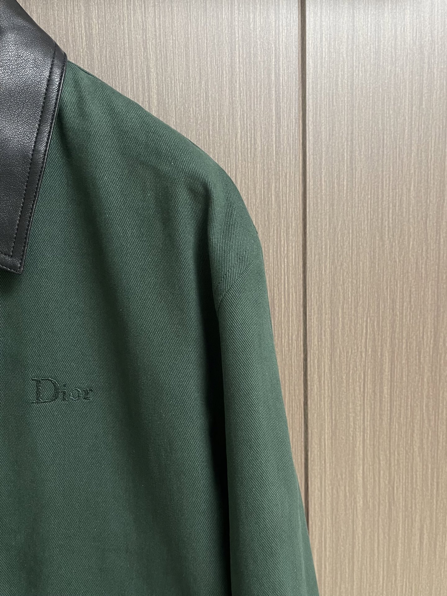 Dior 2026ss早秋新款美式复古风拼接皮领夹克外套，哈灵顿翻领设计，拼接皮领设计，层次感满满!短款