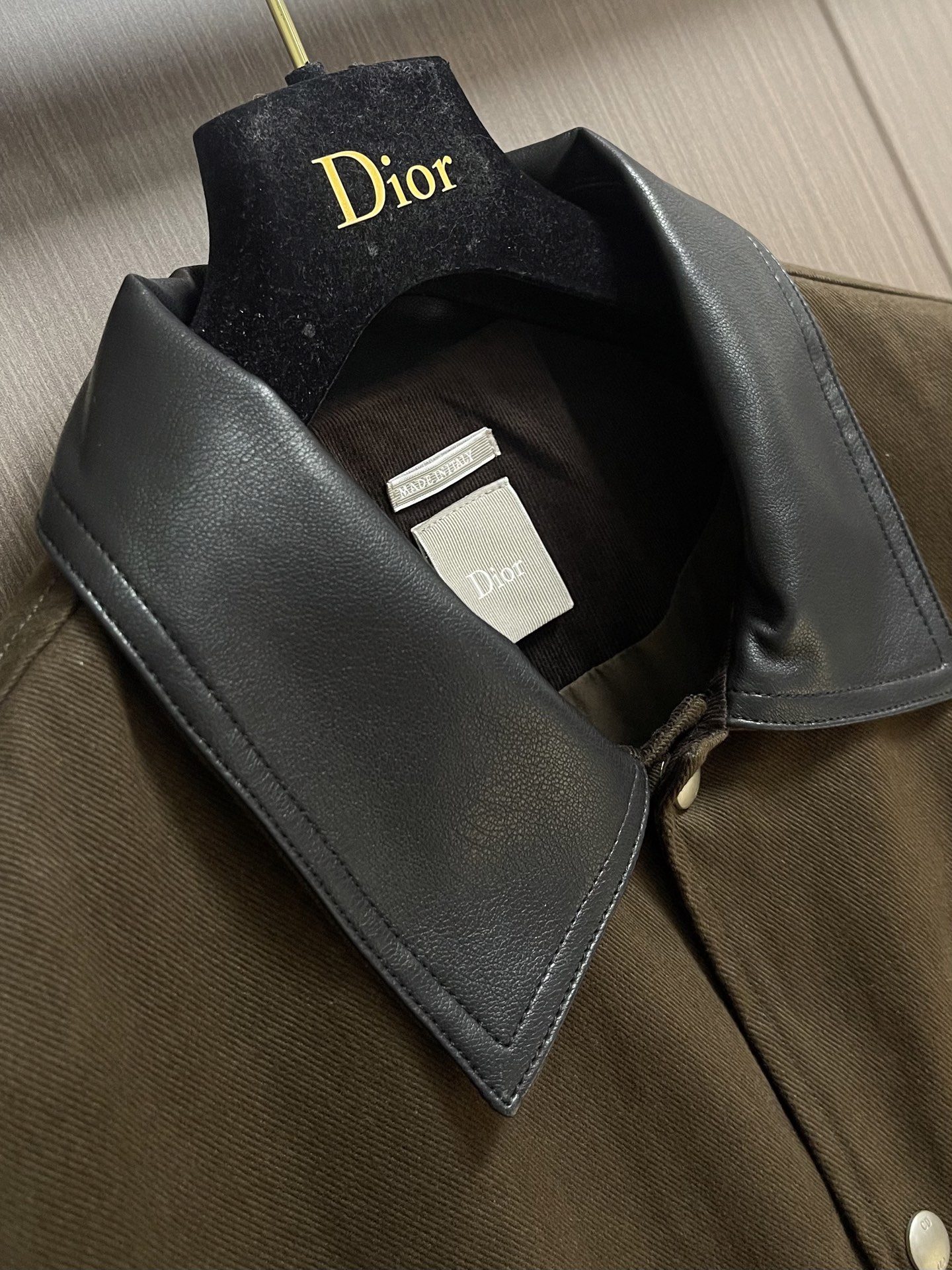Dior 2026ss早秋新款美式复古风拼接皮领夹克外套，哈灵顿翻领设计，拼接皮领设计，层次感满满!短款