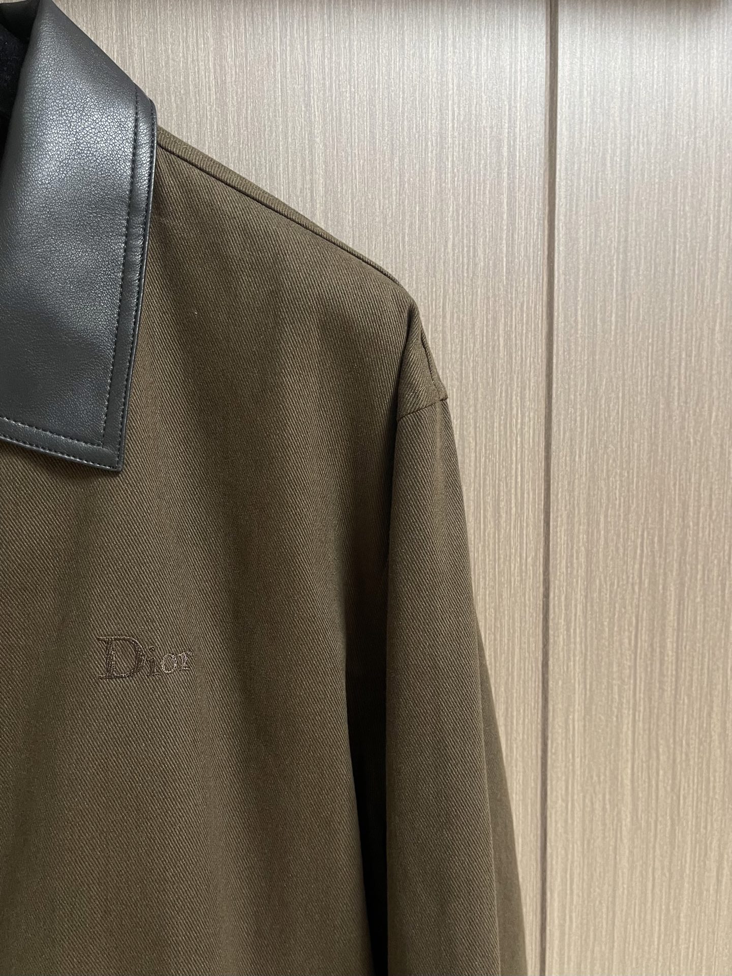 Dior 2026ss早秋新款美式复古风拼接皮领夹克外套，哈灵顿翻领设计，拼接皮领设计，层次感满满!短款