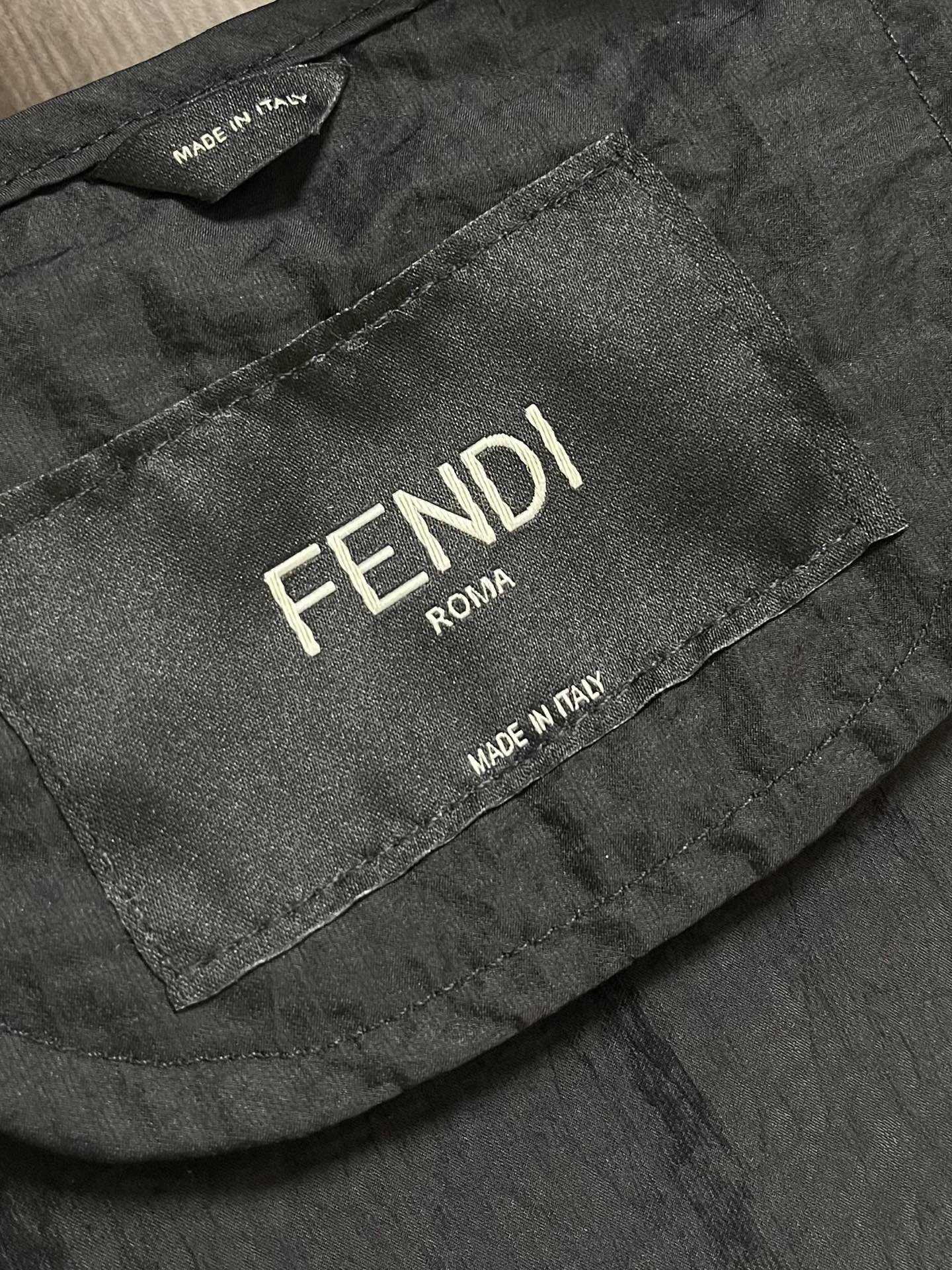 Fendi 2026ss早秋系列连帽夹克马甲，结构性剪裁的设计改变来展现男士多样的形象变化，修身利落、剪